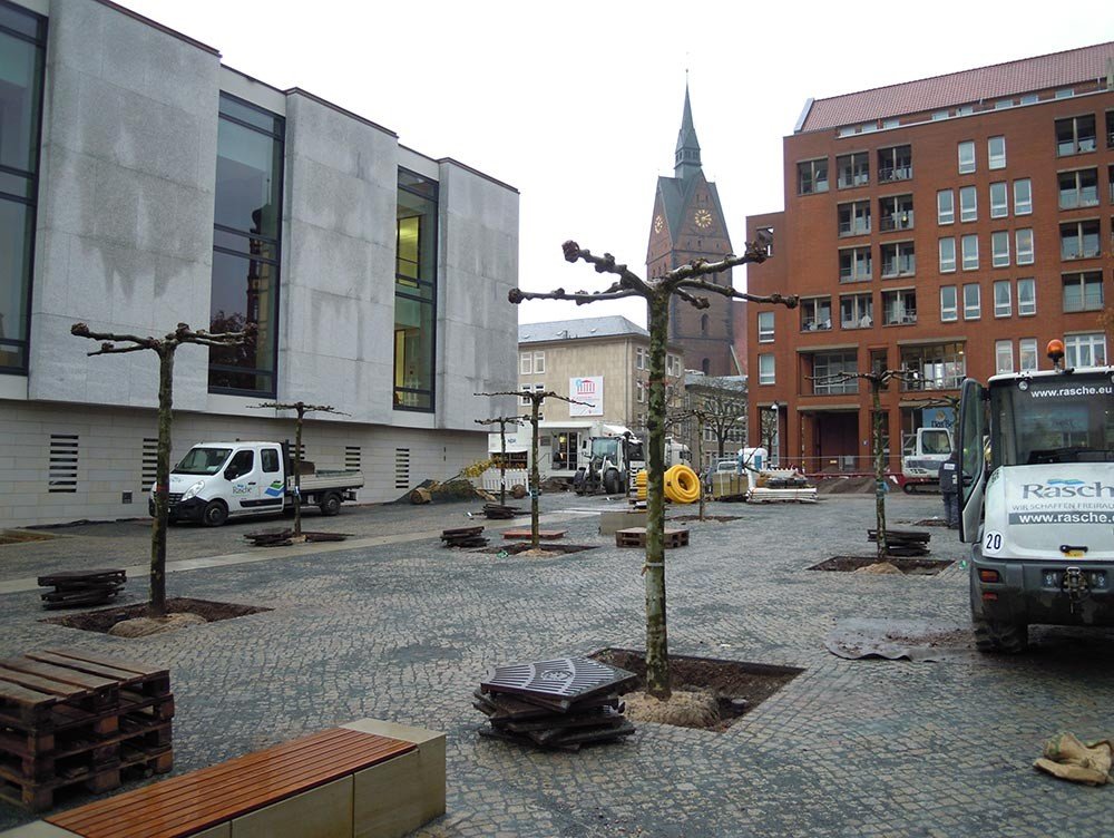 The square of the Göttingen Seven at the parliment os Saxony during the planting of 26 plane trees