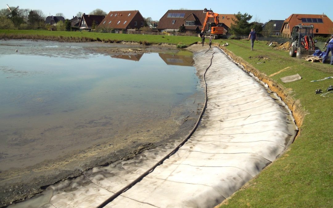 This pond, owned by the local commune of Wilster, was losing water due to badly eroded sections of embankment.