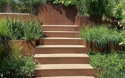 Banwell Place, Leighton Buzzard (19) Steps leading to raised flowerbed