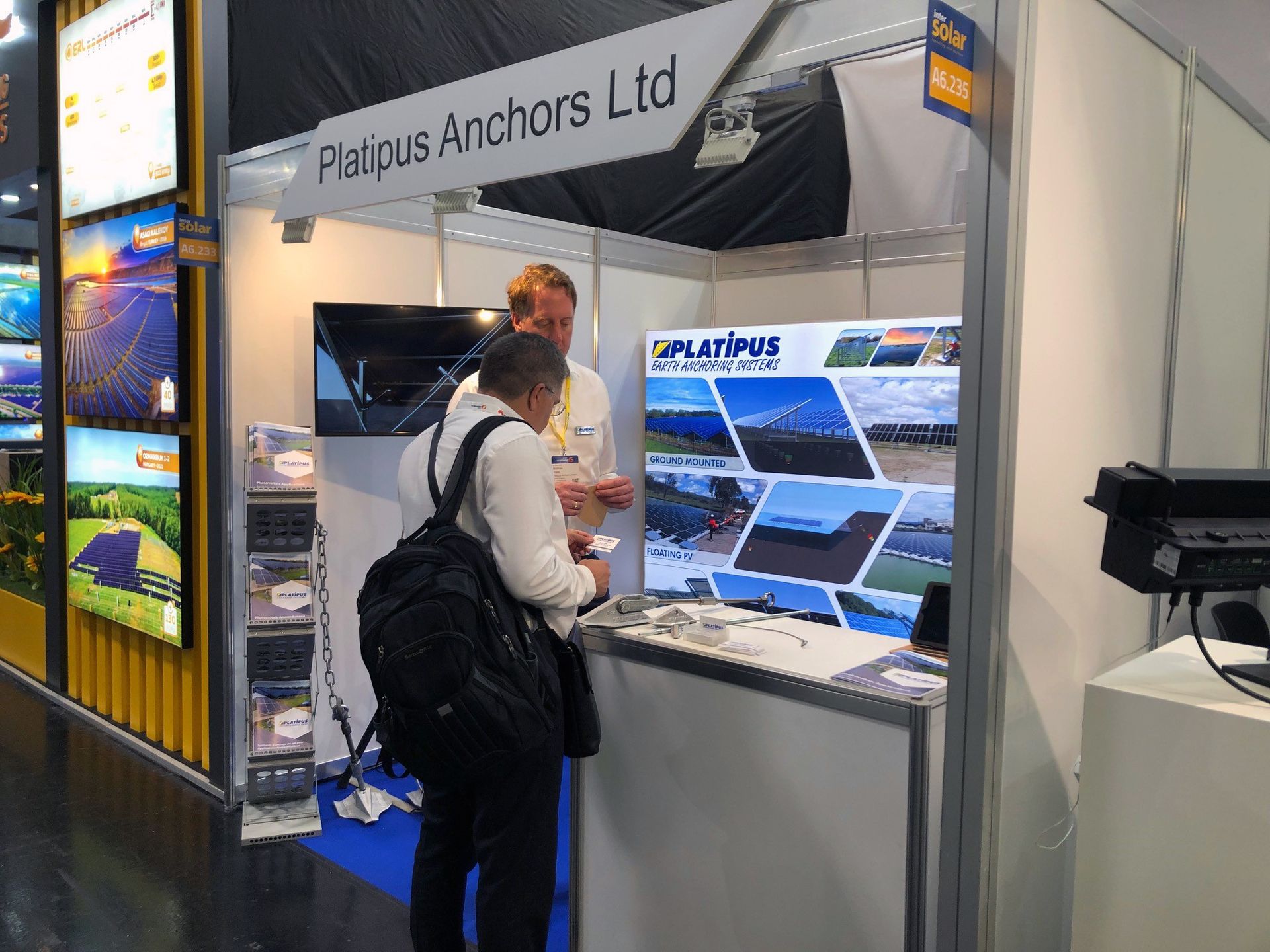 9Y Matthias Klatte speaking to a guest at Intersolar Europe
