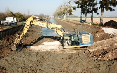 Digger filling soil around pipeline - Canal de Bourgogne Digger filling soil around pipeline