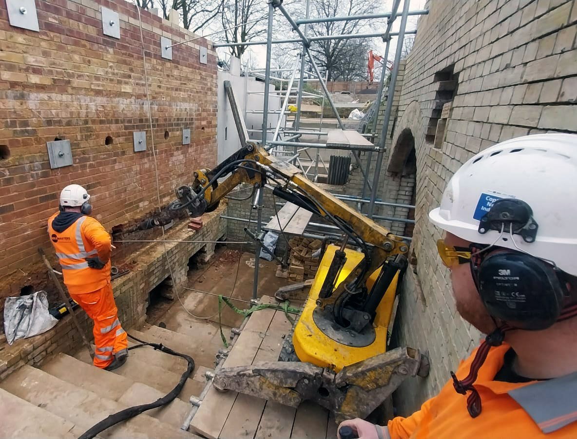 Installation Installation of ground anchors between two retaining walls
