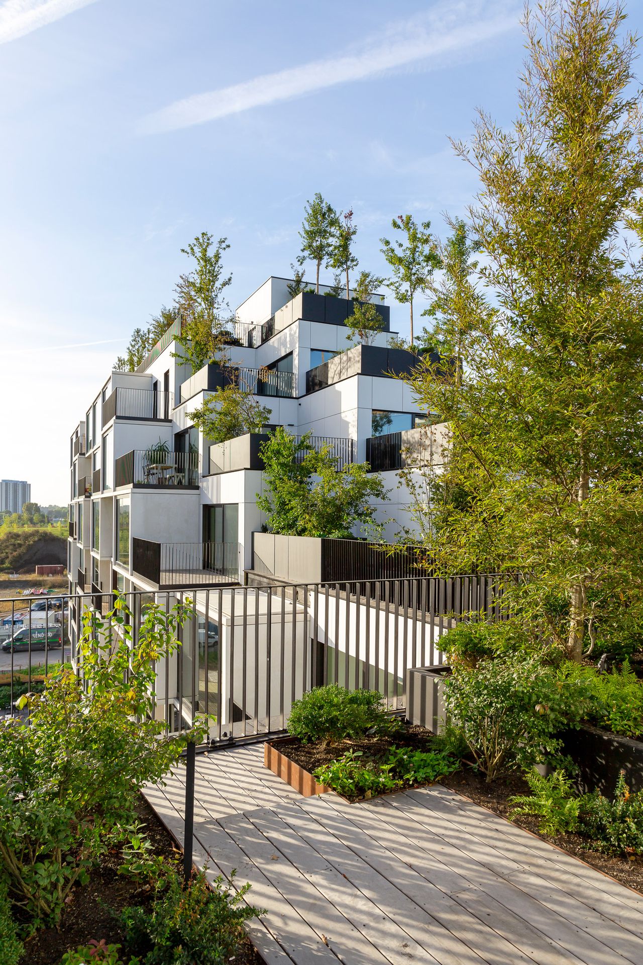 palazzo-verde-stefano-boeri-architetti-antwerp-belgium-architecture-residential_dezeen_1704_col_8 Eco-friendly residential building with tiered design and rooftop greenery in Antwerp, Belgium, designed by Stefano Boeri Architetti.