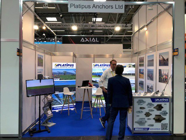 Intersolar 2025 - 13 Matthias with stand visitor at Intersolar Europe 2025